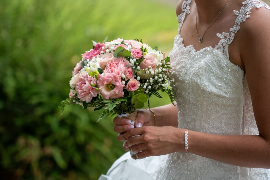 5 alternatives ou compléments au traditionnel lancer de bouquet de la mariée